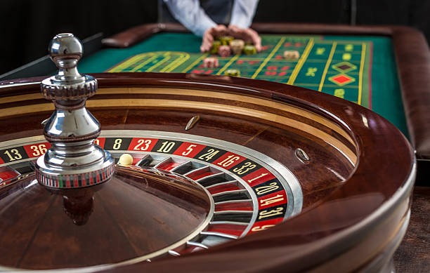 naga26 French Roulette dealer spinning wheel in high-definition studio broadcast